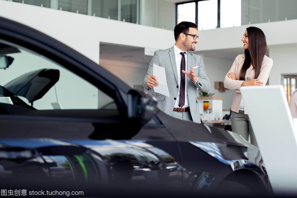 展廳中的汽車銷售藝術 為何值得向買方推薦